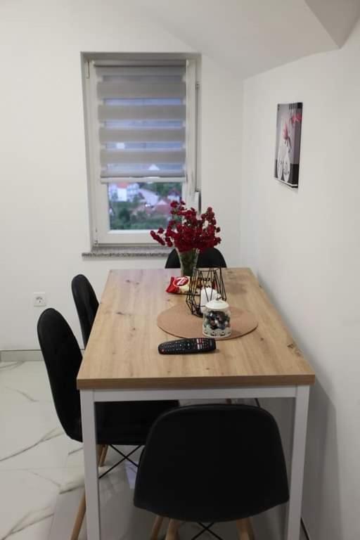 Apartmani Venecia Prozor エクステリア 写真
